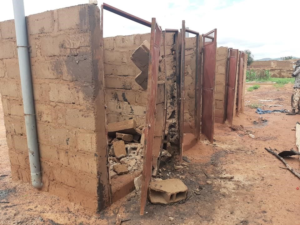 Blocs de latrines et file d’attente à la borne fontaine sur un des sites de déplacés internes à Kaya en août 2020. Crédit photo : Bassératou Kindo